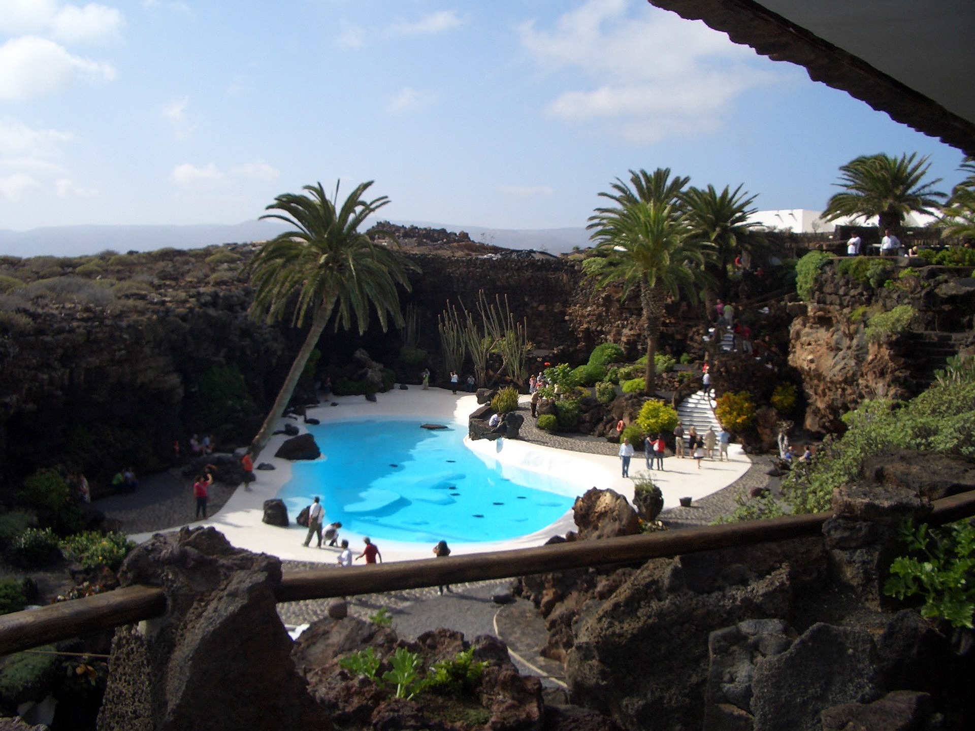 Lanzarote, paisaje volcánico y Centros Turísticos